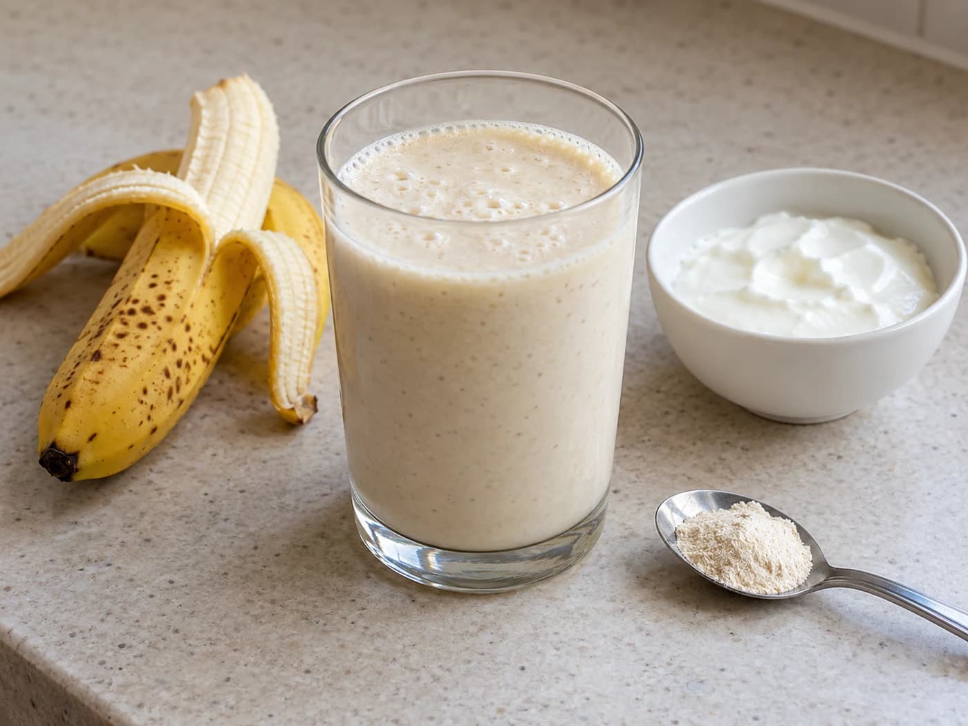 Batido de plátano, yogur e ingredientes para la receta